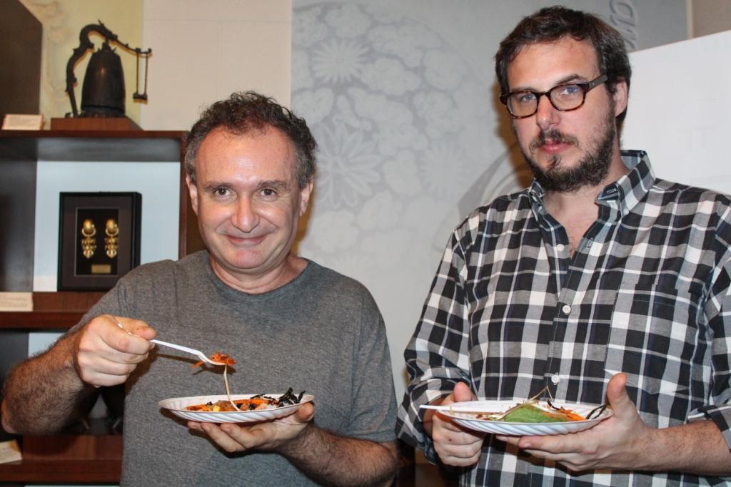 강연 참가자와 토마스 린치(오른쪽)가 비빔밥을 시식 중이다.