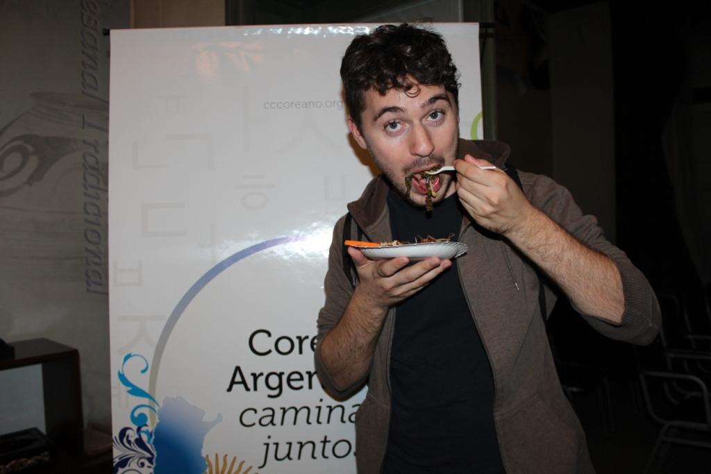 비빔밥을 시식 중인 강연 참가자들1