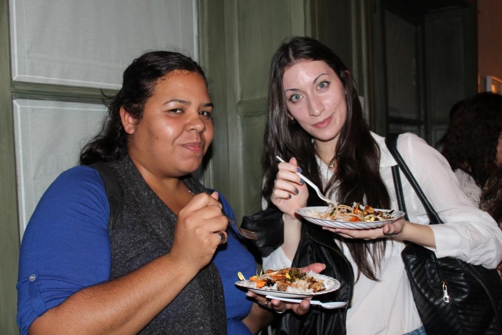 비빔밥을 시식 중인 강연 참가자들