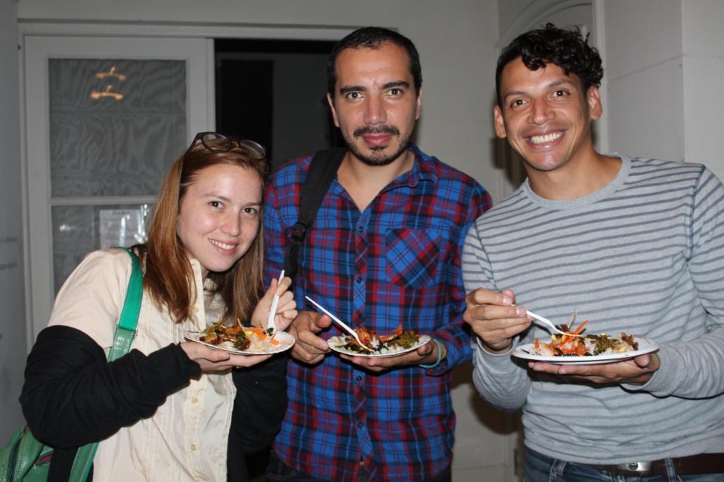 비빔밥을 시식 중인 강연 참가자들