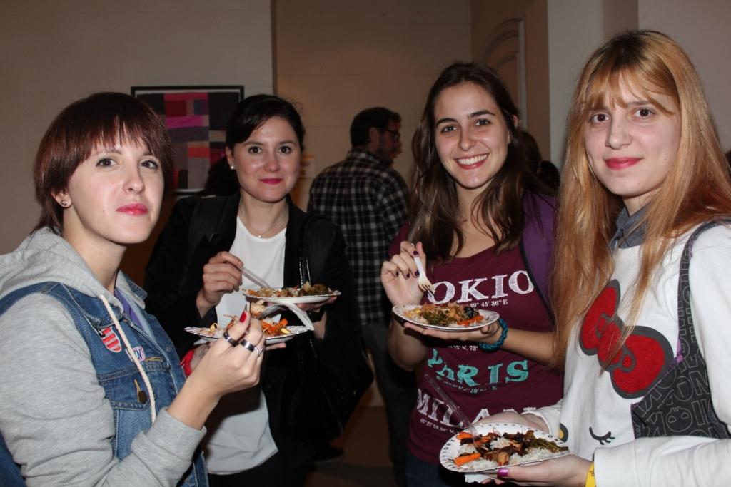 비빔밥을 시식 중인 강연 참가자들
