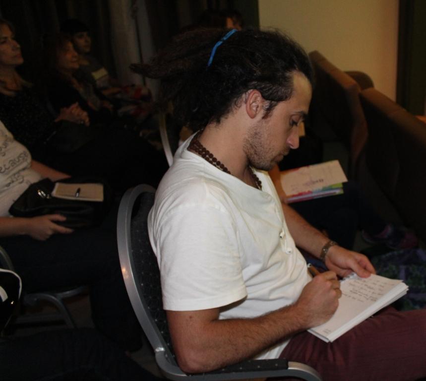 한 참가자가 적극적으로 메모하며 강의를 듣고 있다.