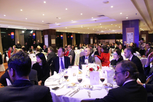 4월 26일 열린 부에노스아이레스 한식페스티벌 개막행사 갈라디너쇼에 참석한 관객들이 가야금 축하공연을 관람 중이다.