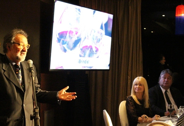 연방문화부 카스티샤 차관이 부에노스아이레스 한식페스티벌 개막행사 갈라디너쇼를 축하하며 건배제의 중이다.