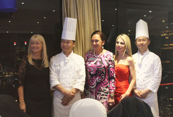 서울 웨스틴조선호텔의 정상급 셰프인 최상철(왼쪽), 김성재(오른쪽) 셰프의 퓨전한식요리에 대해 현지인들은 찬사를 보냈다.