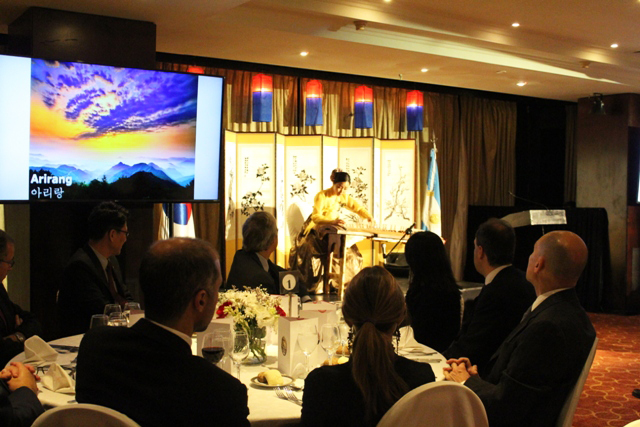 4월 26일 열린 부에노스아이레스 한식페스티벌 개막행사 갈라디너쇼에 참석한 관객들이 가야금 축하공연을 관람 중이다.