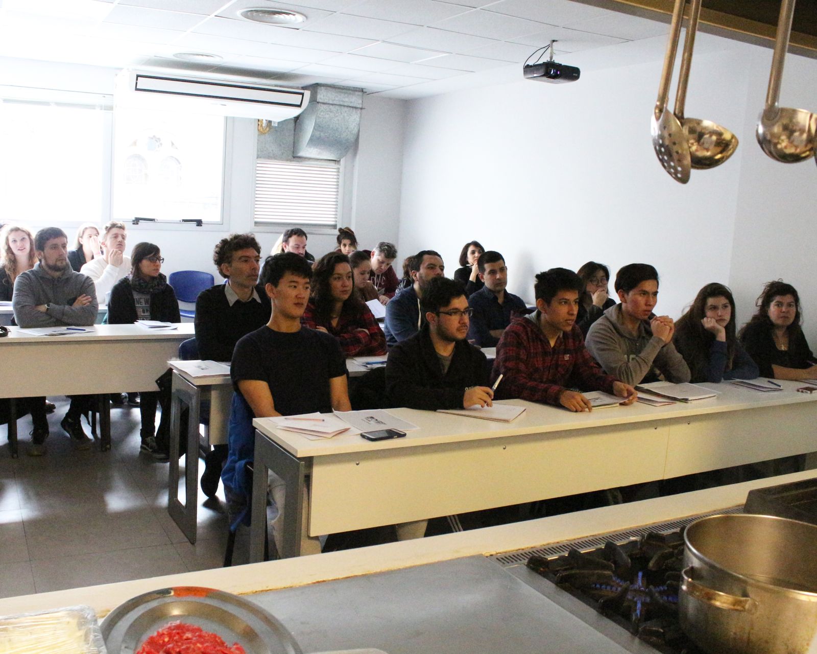 사전 신청을 통해 세미나에 참석한 참가자 40명은 진지하게 세미나에 응했다.