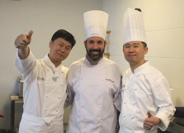 최성철 셰프(좌), 김성재 셰프(우)가 가또 두마스의 가또 두마스의 조리 분야 코디네이터인 에스키엘 아르헤리치 셰프(가운데)와 함께 기념사진을 찍었다.