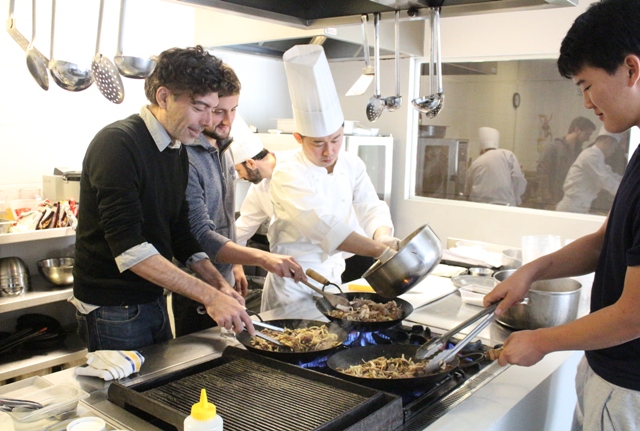 최상철, 김성재 셰프의 불고기 시연을 참가자들이 함께 체험하고 있다.
