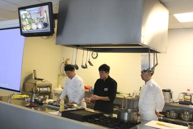 최상철, 김성재 셰프가 부에노스아이레스 한식페스티벌 일환으로 가또 두마에서 열린 한식 세미나에서 한식의 특성과 발효음식 및 모던 한식에 대해 설명하고 있다.