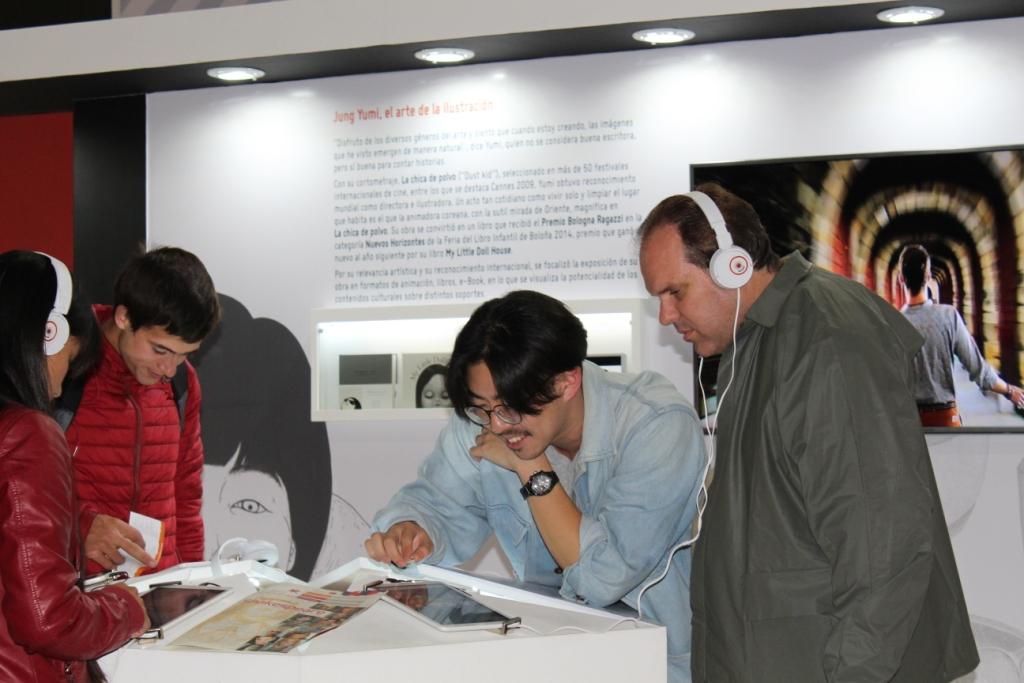 한국 콘텐츠를 즐기고 있는 아르헨티나 관람객들