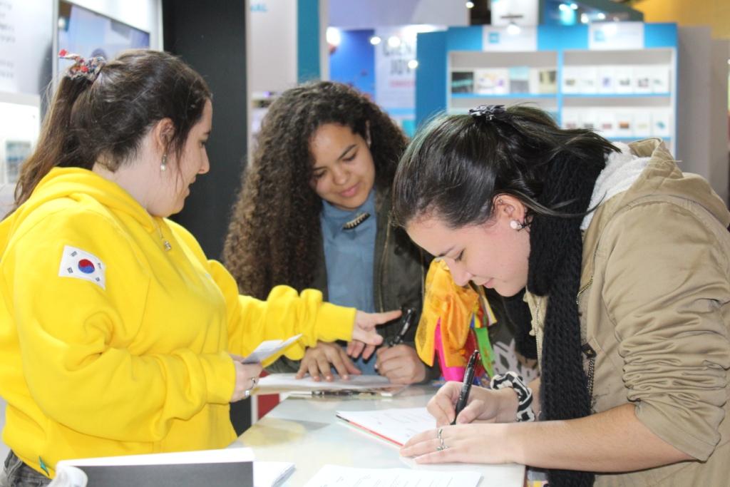 한국에 대한 인식 설문조사에 참여 중인 한국관 방문객