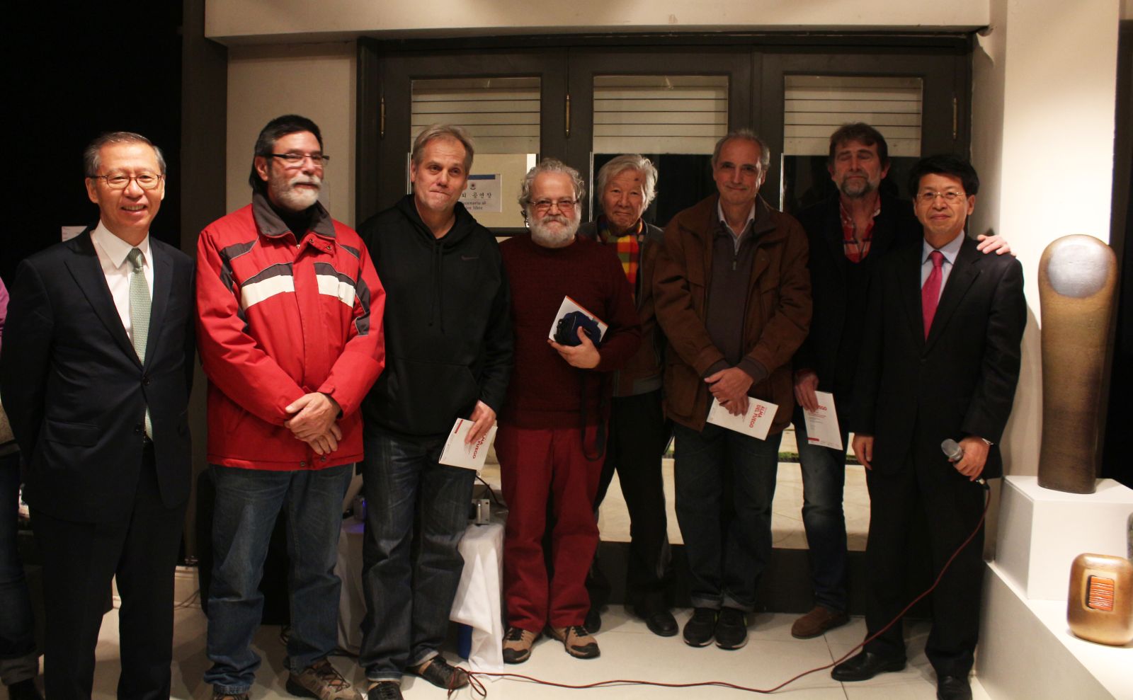 개막식에 참석한 (왼쪽부터) 추종연 대사, 카를로스 레포라세, 마리오 도밍게스, 기예르모 마녜, 임경우, 파블로 루이스, 에밀리오 기예르모 도예가, 장진상 원장이 기념사진을 찍었다.