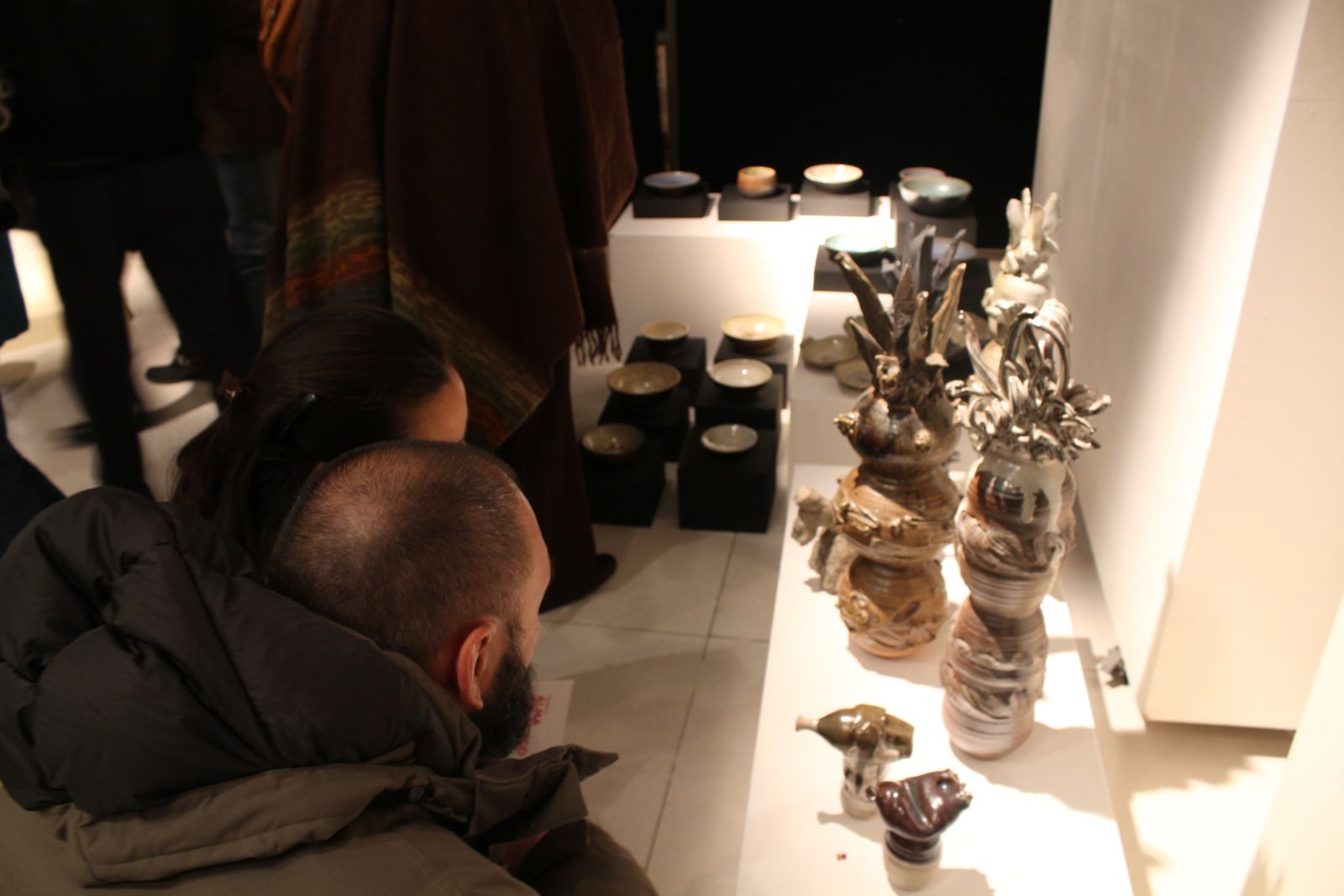 ‘한-아르헨티나 도예가 6인 교류展- Alma del Fuego’ 개막식을 찾은 관람객이 작품 관람에 열중하고 있다.