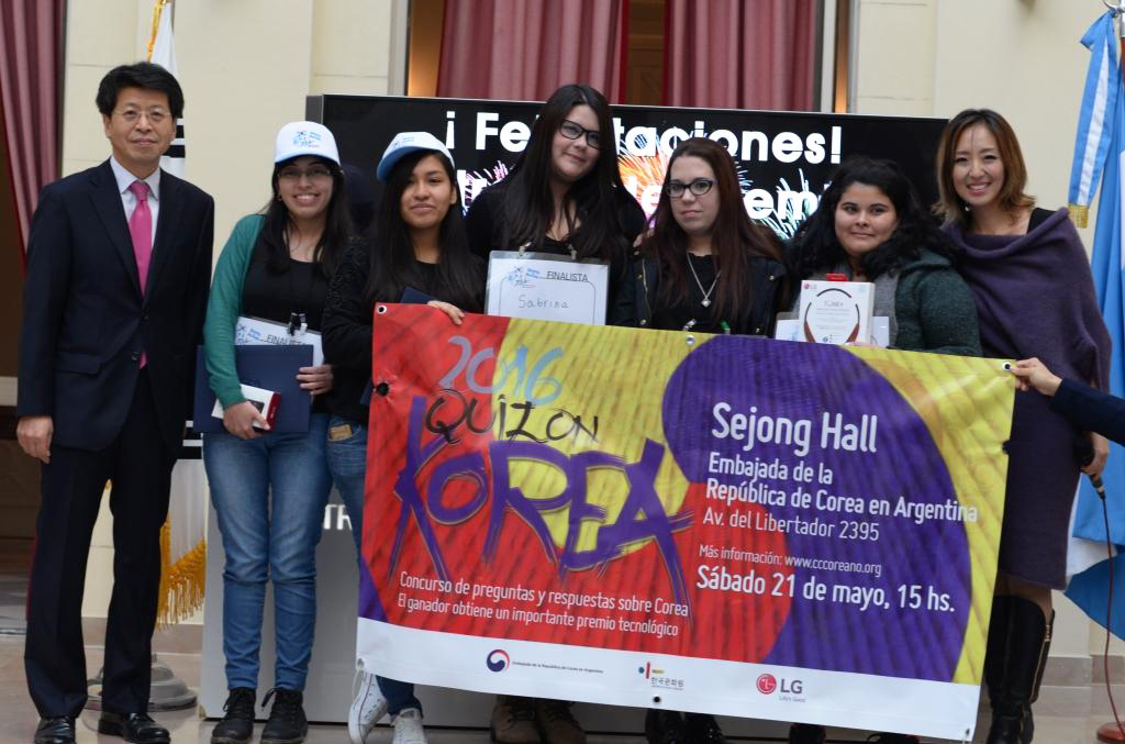 ‘퀴즈 온 코리아’ 5명의 수상자들이 장진상 원장과 함께 기념사진을 찍었다.