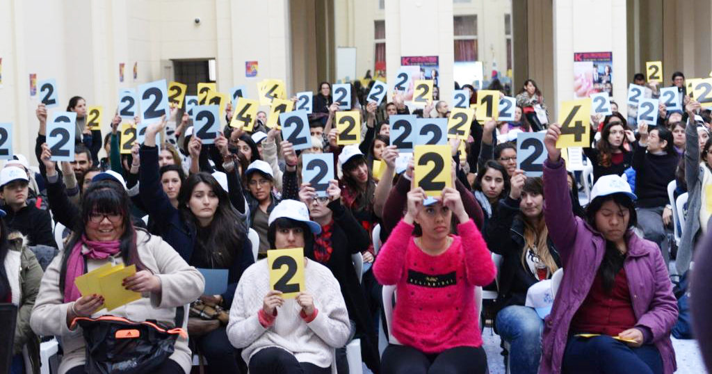 일제히 답을 든 참가자들의 모습