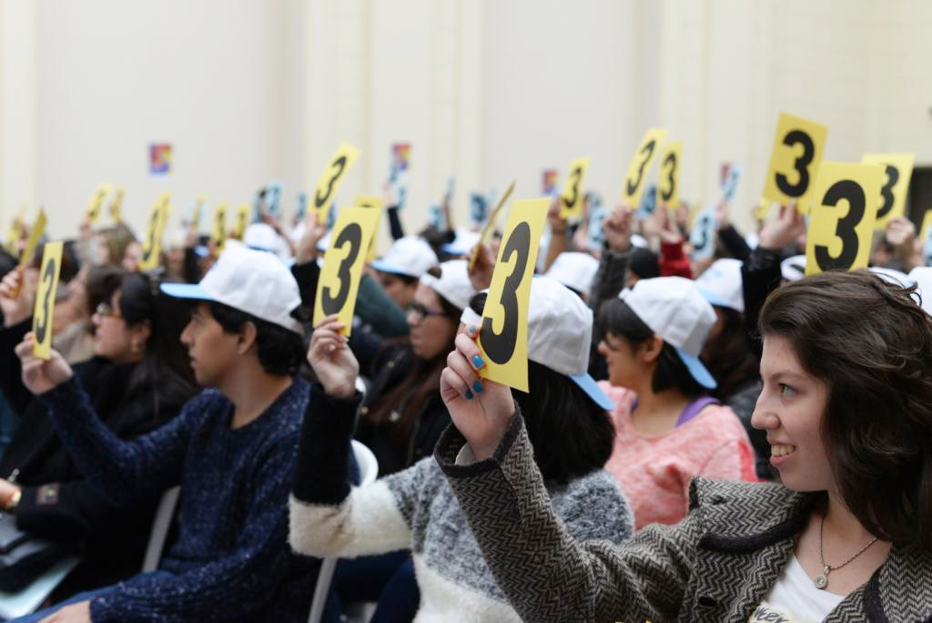 일제히 답을 든 참가자들의 모습