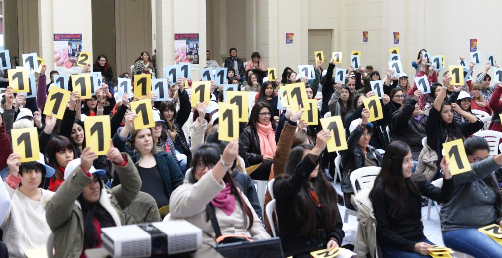 일제히 답을 든 참가자들의 모습