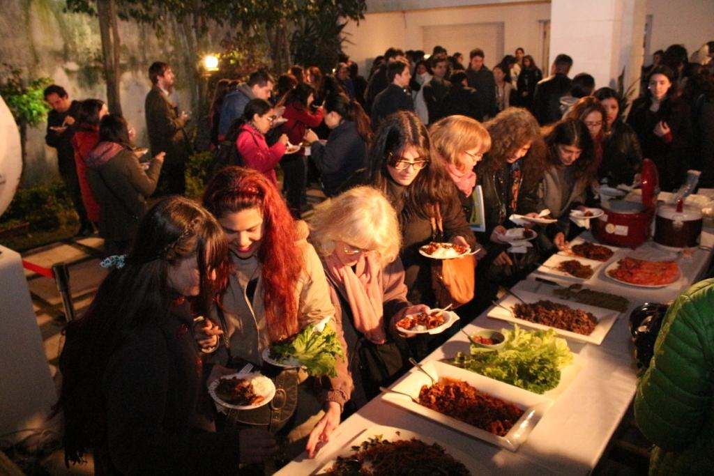 리우 올림픽 투어를 마친 '김치버스'가 주아르헨티나 문화원의 전시 개막식을 찾아 평창 동계올림픽과 한식을 홍보하고 잡채, 김치, 제육볶음, 녹두전 등 다양한 한식을 관람객들에게 제공했다.