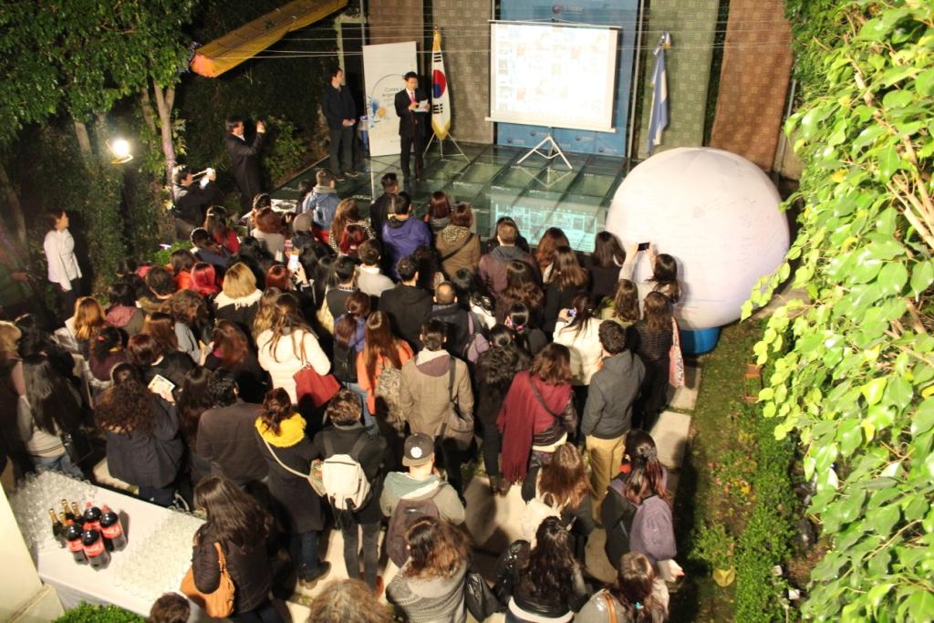 200여 명의 한류팬들이 자리한 가운데 9월 1일 주아르헨티나 한국문화원에서 ‘역대 최고 한국영화, 포스터로 만나다 展’ 개막식이 열렸다.