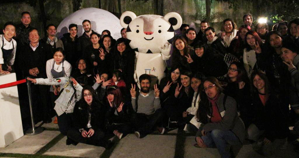 개막식을 찾은 관객들이 2018평창동계올림픽 마스코트 ‘수호랑’과 함께 사진을 찍으며 밤을 만끽하는 모습. 