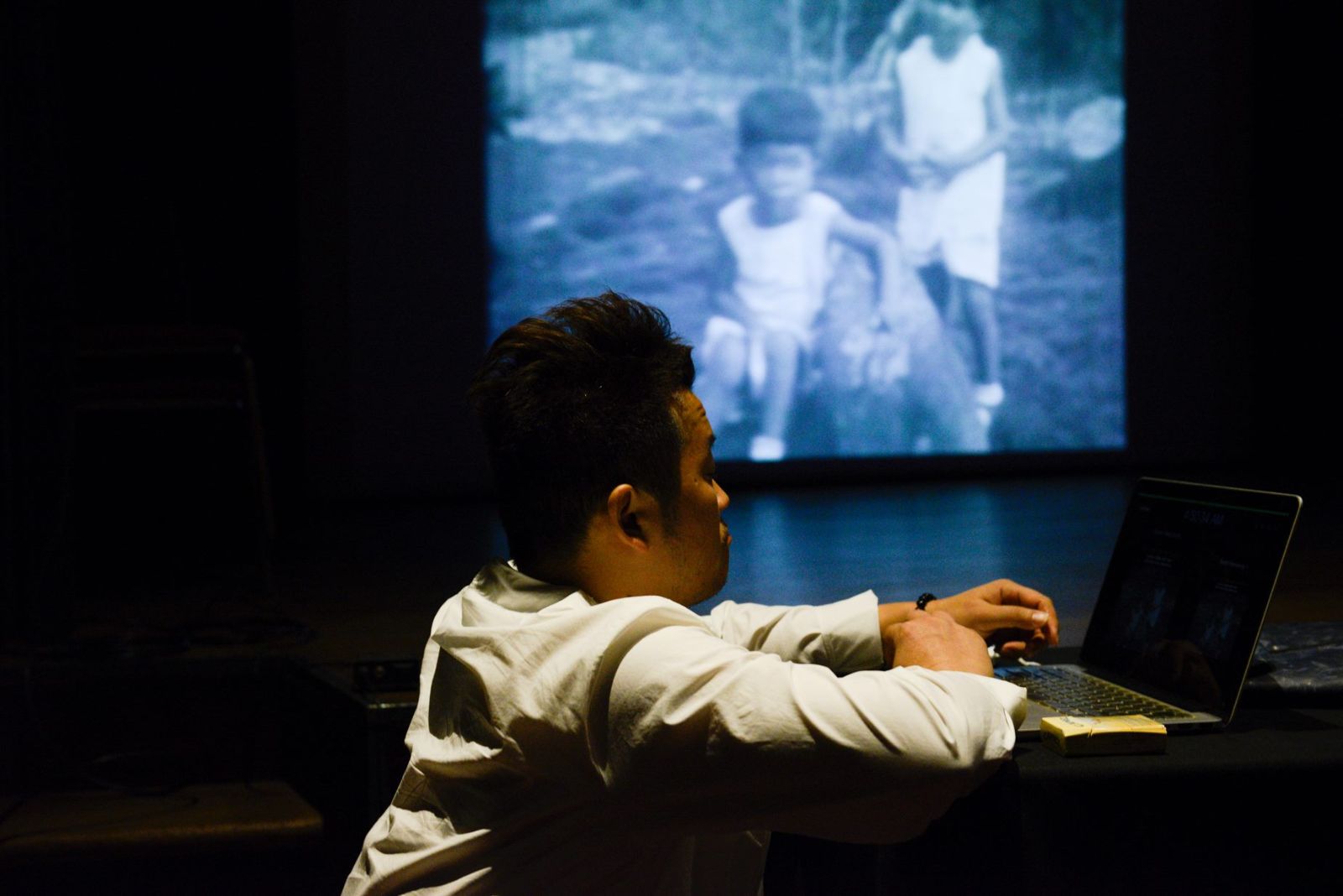‘무빙 이미지 비엔날레'에 서울국제실험영화제 수석 프로그래머 이행준 작가가 초청되어 11월 4일 부에노스 아이레스 현대미술관에서 ‘환상의 여학생부대' 필름 퍼포먼스를 선보였다.