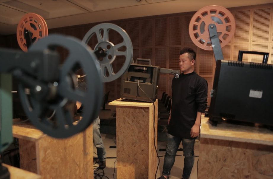 ‘무빙 이미지 비엔날레'에 서울국제실험영화제 수석 프로그래머 이행준 작가가 초청되어 11월 4일 부에노스 아이레스 현대미술관에서 ‘환상의 여학생부대' 필름 퍼포먼스를 선보였다.