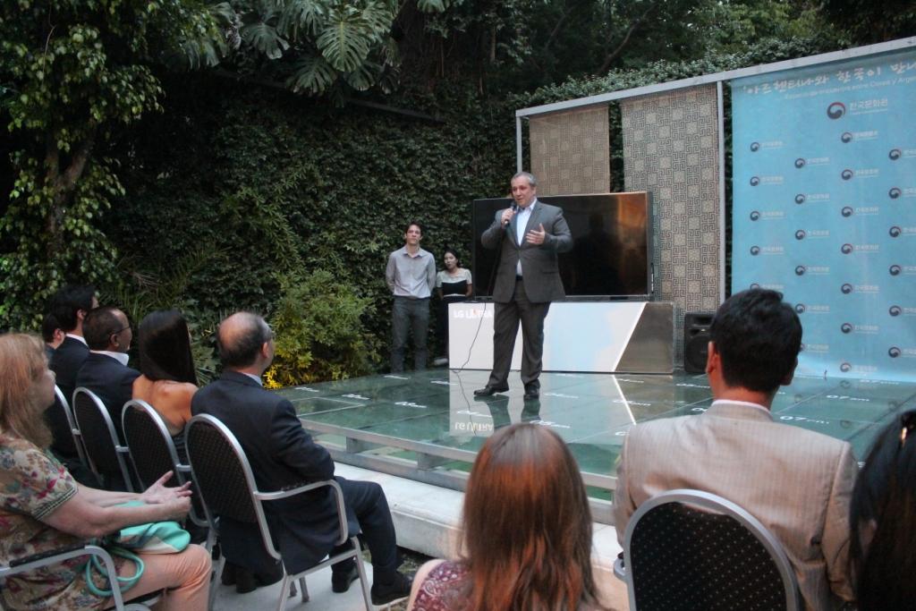 헤르만 바라사 한국문화친선협회 부회장이 주아르헨티나 한국문화원 개원 10주년 기념 행사에 축사 중이다.