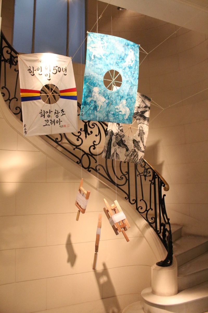 이번 전시는 2015년 조용화 작가의 기획으로 아르헨티나 차카부코 공원에서 열린 한인 50주년 행사에서의 전시를 재구성한 것으로 관람객이 연을 가까이 볼 수 있도록 연을 전시했다.