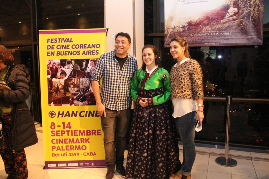 한국영화를 사랑하는 아르헨티나 한류 팬들이 한복을 입고 자원봉사에 나서 영화제를 빛냈다.