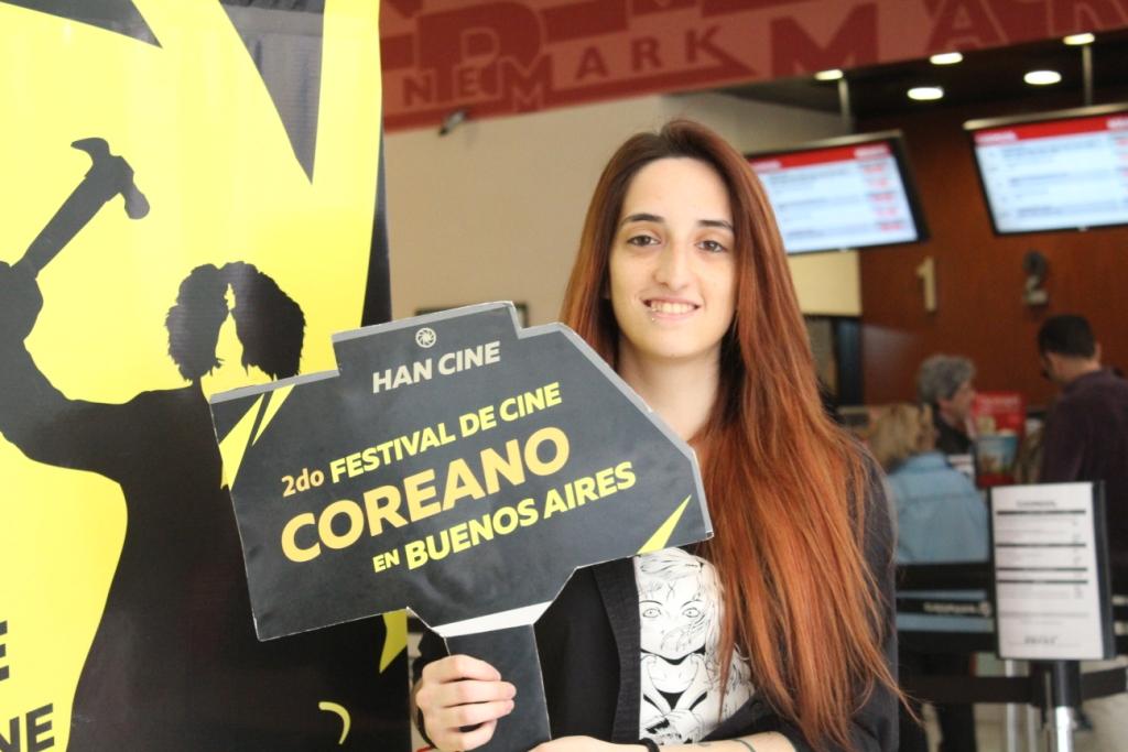 아르헨티나 현지 관객이 매표소에서 ‘제2회 부에노스 아이레스 한국영화제’ 팻말을 들고 미소를 띠고 있다.