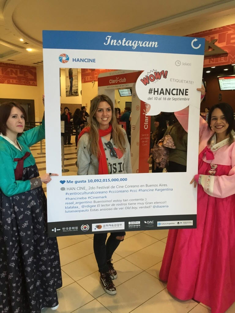 한국영화제를 찾아온 아르헨티나 관객들이 포토 타임을 즐기고 있다.2