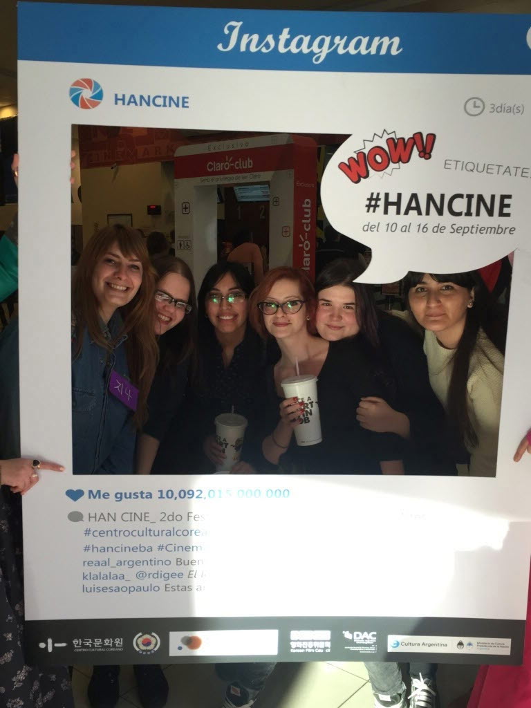 한국영화제를 찾아온 아르헨티나 관객들이 포토 타임을 즐기고 있다.