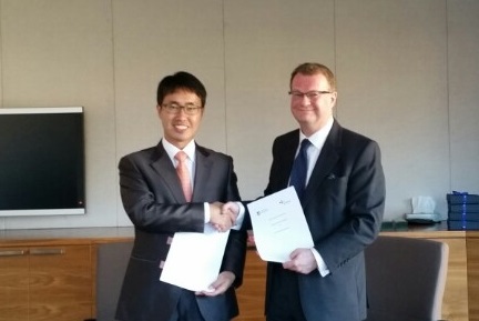 주호주 한국문화원의 안신영 원장과 남호주대학의 나이젤 렐프 부총장이 양해각서를 체결한 것을 기념하며 악수하고 있다.