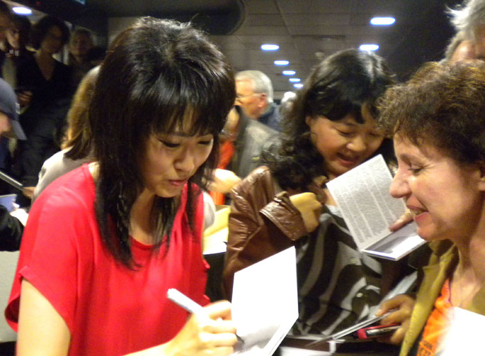 독일과 프랑스 등 유럽에서 뜨거운 인기를 누리고 있는 한국 출신의 세계정상급 재즈가수 나윤선(왼쪽)이 2011년 5월 저녁 제네바 RTS 방송국 음악홀에서 공연을 마친 뒤 청중들에게 사인을 해주고 있다. 강원도아리랑 등을 부른 나윤선에게 청중들은 3차례 기립박수를 보냈다. (사진: 연합뉴스)