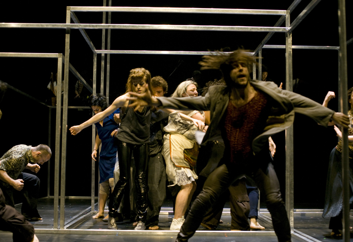 지난 17일 개막한 ‘2013 국제현대무용제 (MODAFE, 모다페)의 개막작으로 벨기에 출신 안무가 시디 라르비 셰르카위 (Sidi Larbi Cherkaoui)와 데미안 잘렛 (Dmien Jalet)이 공동 안무를 맡은 ‘바벨 (Babel)’이 17일, 18일 양일간 대학로 아르코 대극장 무대에 올랐다. (사진제공: 모다페)