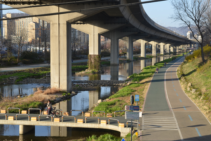 홍제천(사진)과 같이 주요 강변을 따라 자전거 도로가 나있어 시민들은 주로 운동용이나 여가용으로 공공자전거를 이용되고 있다. (사진: 존 던바)