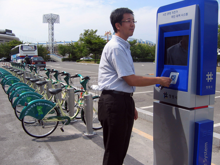 창원시가 도입한 공공자전거 서비스 '누비자'는 스마트 카드로 자전거를 대여할 수 있도록 자동화시스템으로 되어있어 이용하기 편리하다. (사진제공: 연합뉴스)