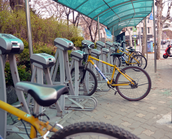 서대문구 홍제천에 위치한 대여소(사진)와 같이 서울의 공공자전거 대여소에서 자전거를 빌려서 다른 곳에서도 반납할 수 있게 되어 있어 시민들이 편리하게 자전거를 이용할 수 있다. (사진: 존 던바)