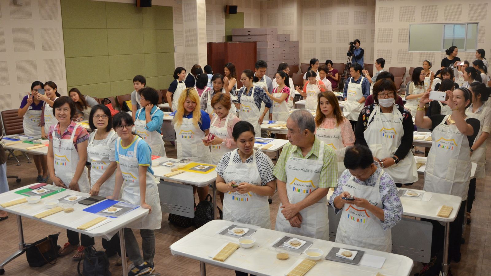 다양한 연령대의 참가자들이 주태국 한국문화원 한마당홀에서 열린 부각 만들기 체험 행사에 참여했다.