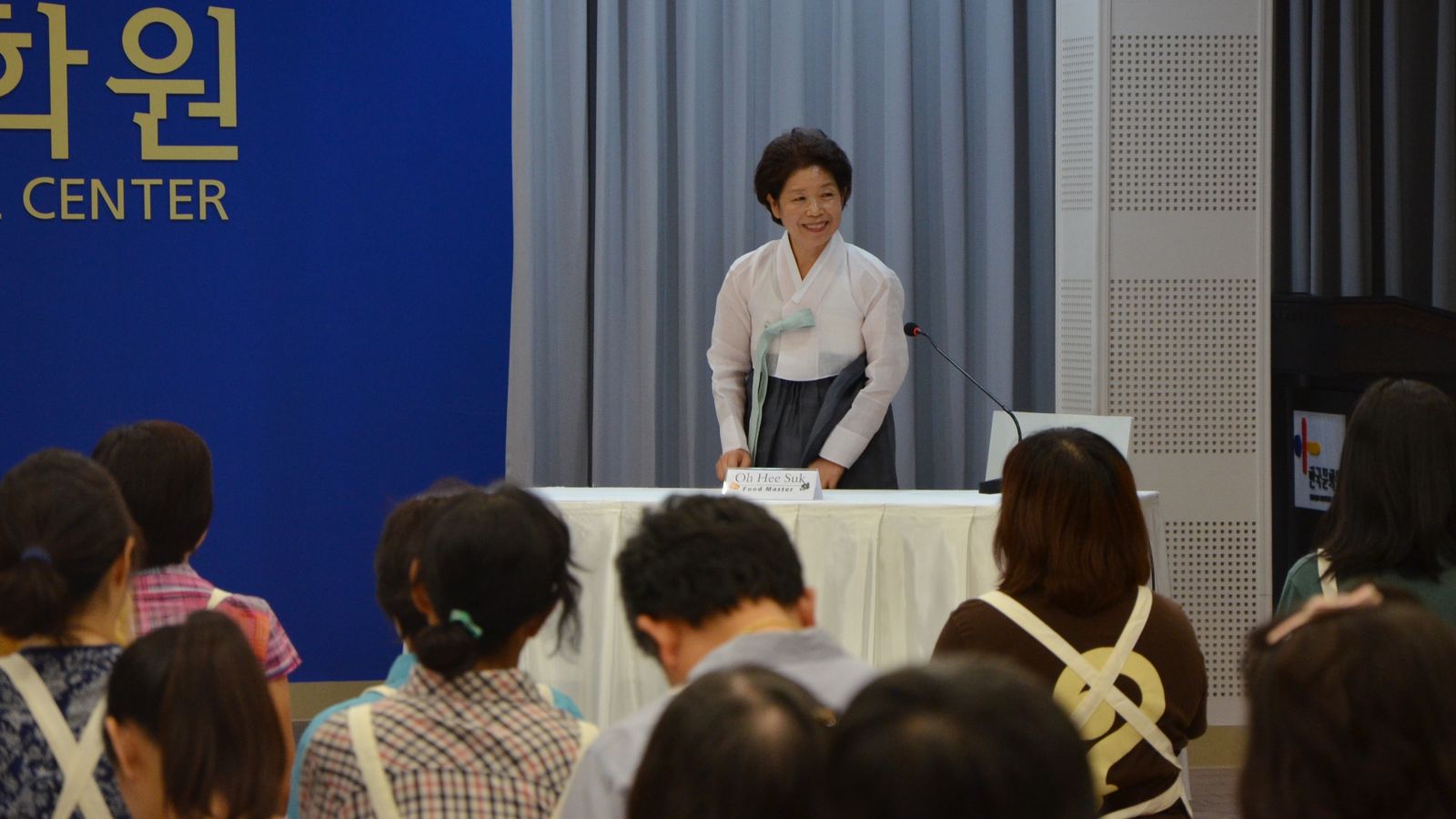 식품명인 25호 오희숙 부각명인이 ‘Food Master Class : Bugak - Korean Natural Chips(부각만들기 체험행사)’를 위해 주태국 한국문화원 한마당홀 강단에 섰다.