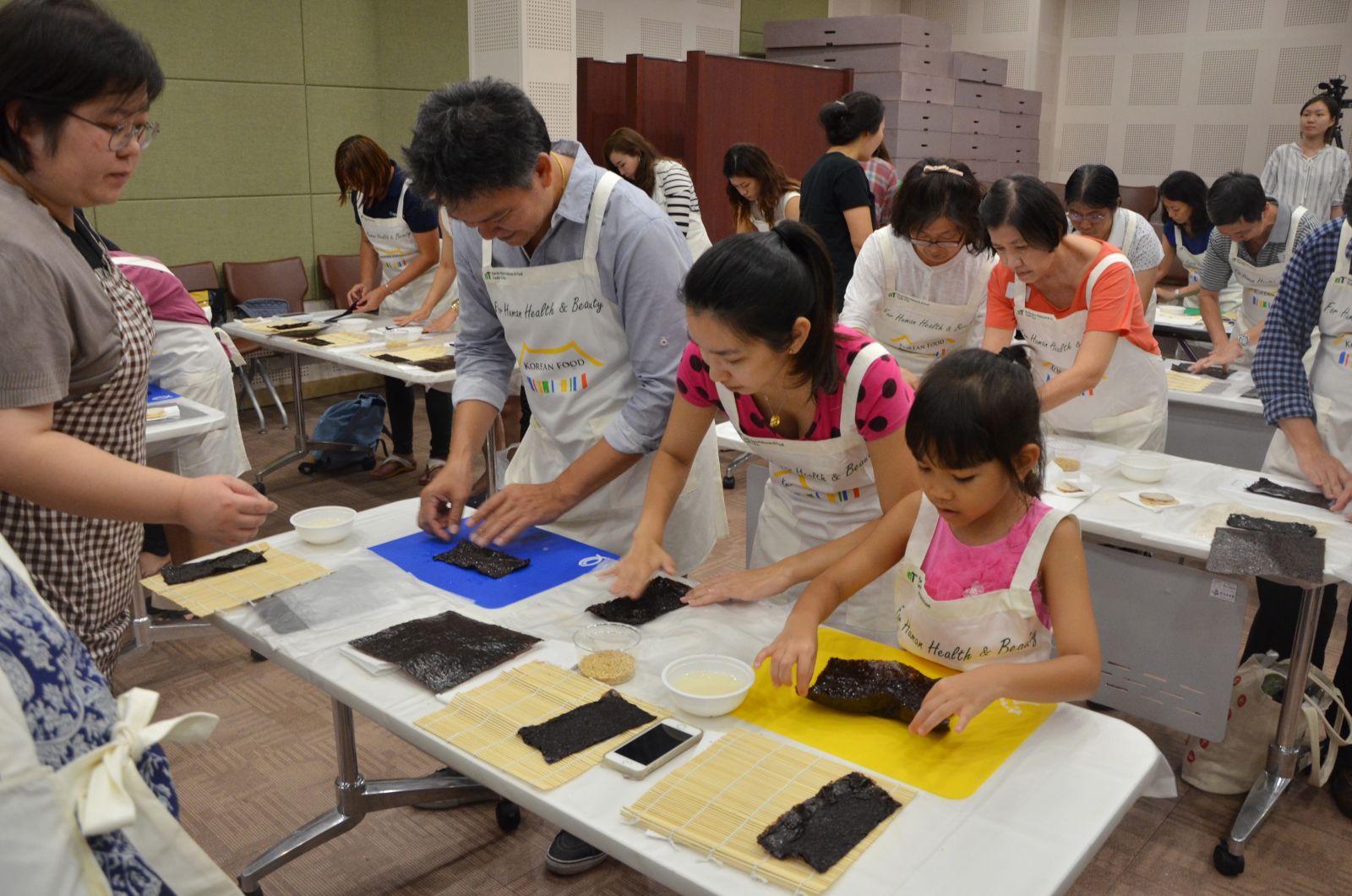 진지하게 부각을 만드는 데 열중한 ‘Food Master Class : Bugak - Korean Natural Chips(부각만들기 체험행사)’ 참가자들의 모습.
