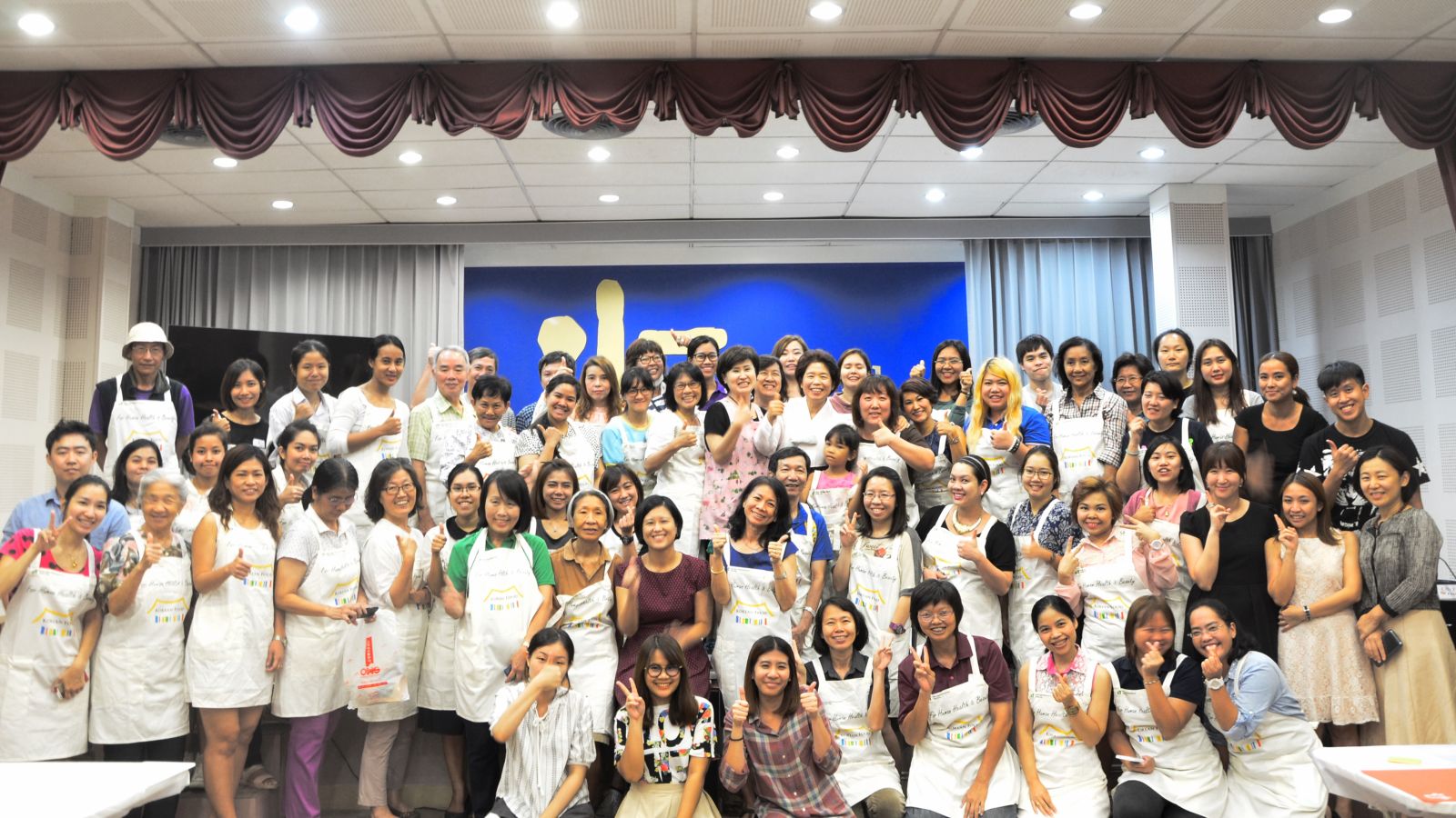 부각 만들기 체험행사에 참여한 다양한 참가자들의 단체사진.