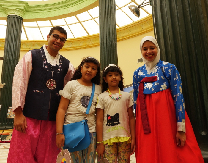 한복을 입은 자원봉사자들과 함께 사진을 찍고 있는 이집트 어린이들.