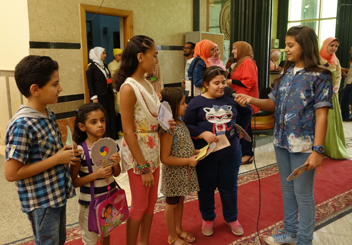 채널 4 어린이방송 MC들이 행사에 참여한 어린이들을 대상으로 인터뷰를 실시하고 있다.