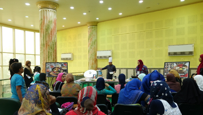 이집트 음식인 쿠샤리와 비슷한 한국의 음식 비빔밥을 소개하고 있는 한식체험실.