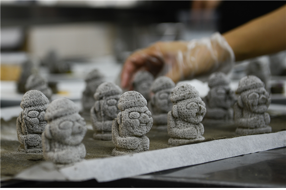 디저트에 돌하르방 모양을 넣어 준비해 한국적인 분위기를 살렸다. 