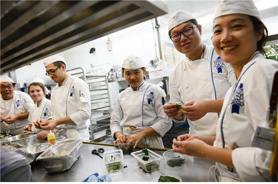 르꼬르동블루에서 요리 공부를 하고 있는 학생들이 한식을 배우고 있다.
