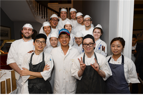 한식 행사 후, 임정식 셰프 일행이 르꼬르동블루에서 요리 공부 중인 학생들과 기념사진을 찍었다.