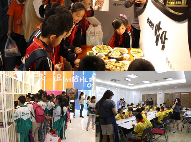주북경 한국문화원을 방문한 농민공 자녀 학교 재학생들이 식품홍보관(위), 1층 전시관(아래 왼쪽)을 둘러보고 한지 볼펜 만들기를 체험(아래 오른쪽)하고 있다.